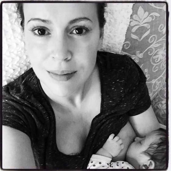 Alyssa-Milano-breastfeeding-560x560