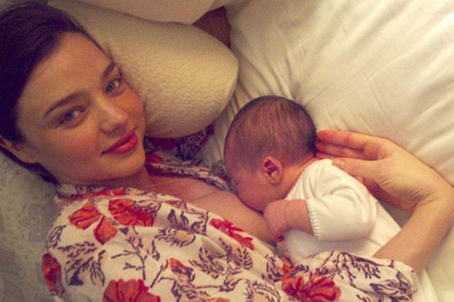 celebrities-breastfeeding-babies-miranda-kerr-640x426